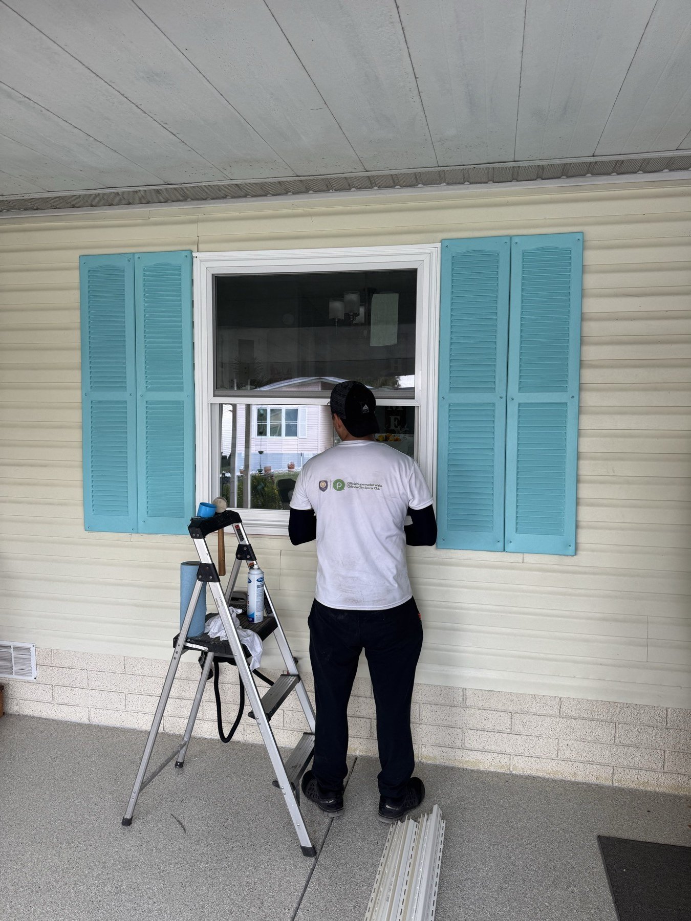 Clean sliding window installation